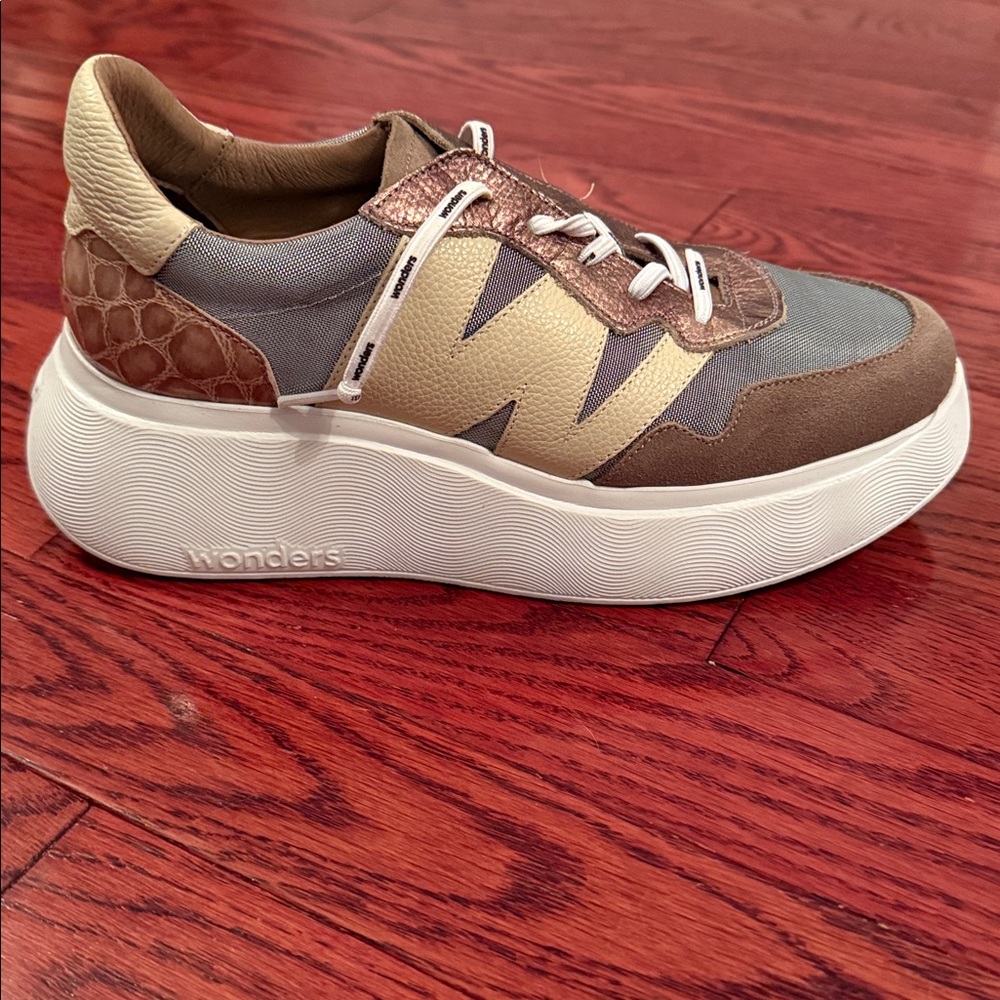 Women's Wonders Roma Sneakers “Macarena.”